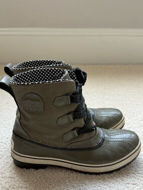 Sorel Olive Green Women’s Boots with Black Accents